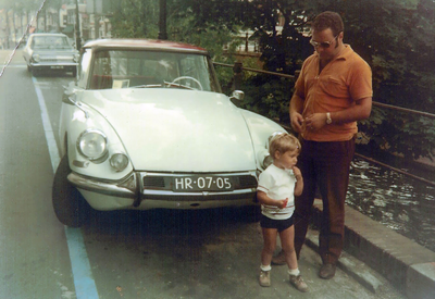 878186 Portret van Joop Klein met zijn zoontje Marcel bij een Citroën DS ('Snoek') geparkeerd aan het begin van de ...